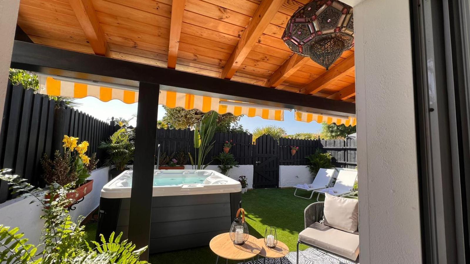 Oasis Beach Holiday Home With Jacuzzi 플라야 델 잉글스 외부 사진