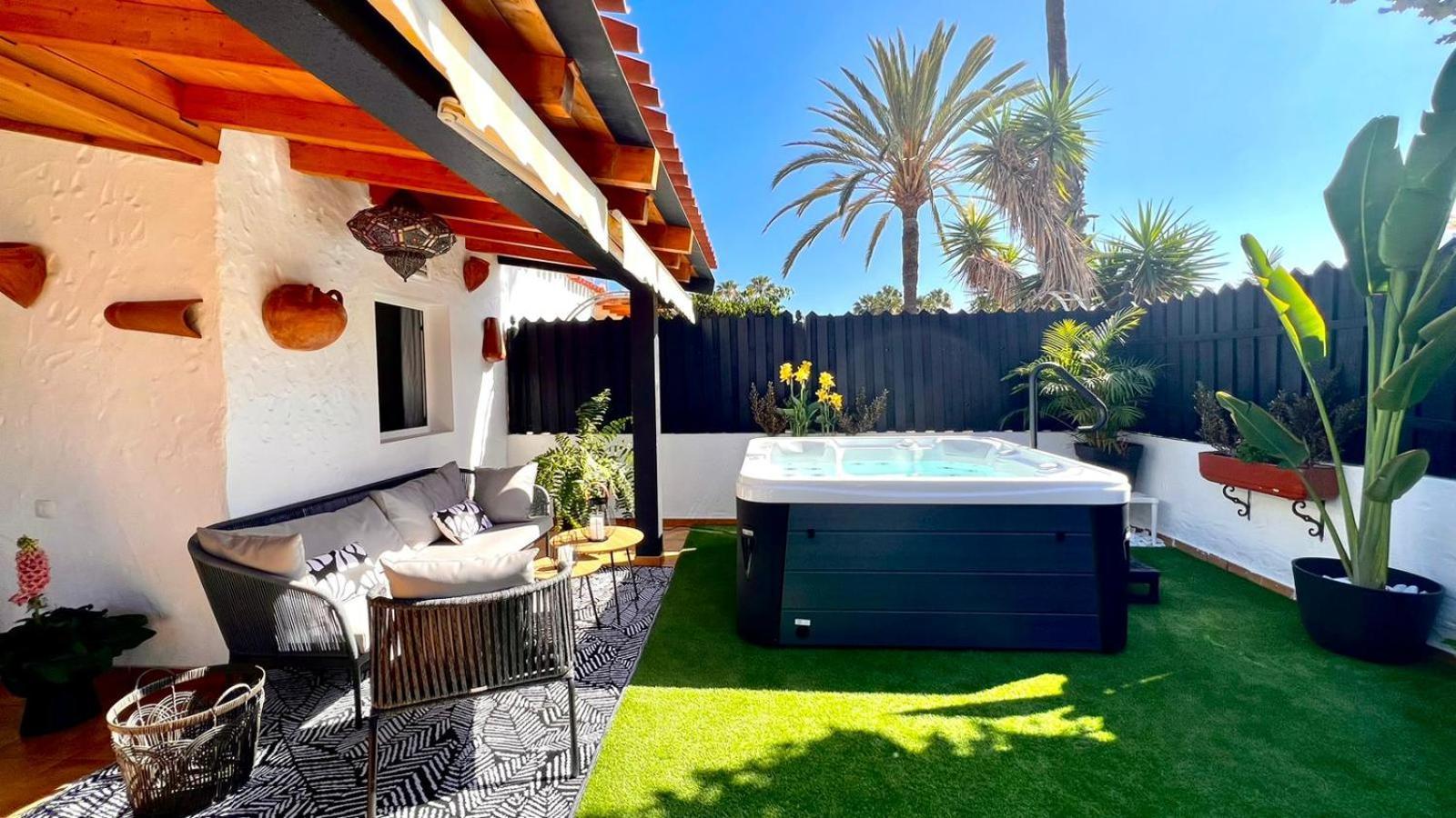 Oasis Beach Holiday Home With Jacuzzi 플라야 델 잉글스 외부 사진