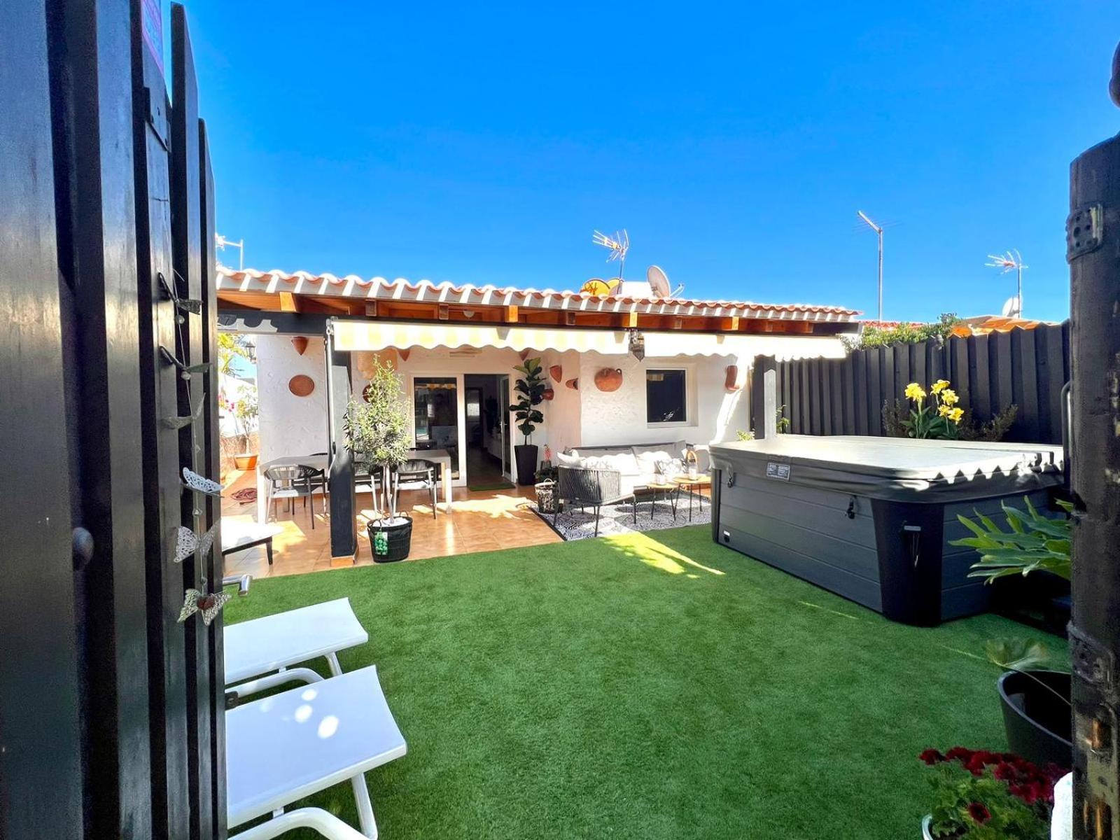 Oasis Beach Holiday Home With Jacuzzi 플라야 델 잉글스 외부 사진