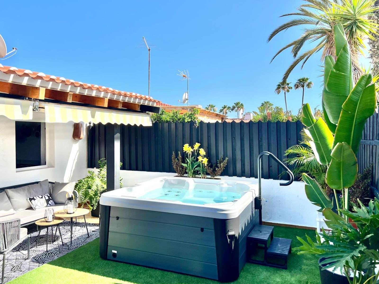 Oasis Beach Holiday Home With Jacuzzi 플라야 델 잉글스 외부 사진